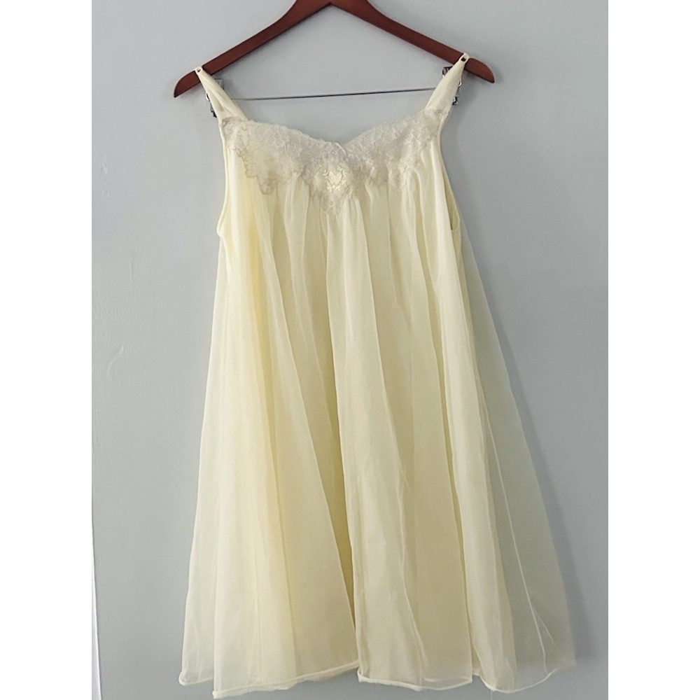 Vtg Unbranded Women's 1970s Nightgown Size Small Nylon Yellow Lace Trim Chiffon
